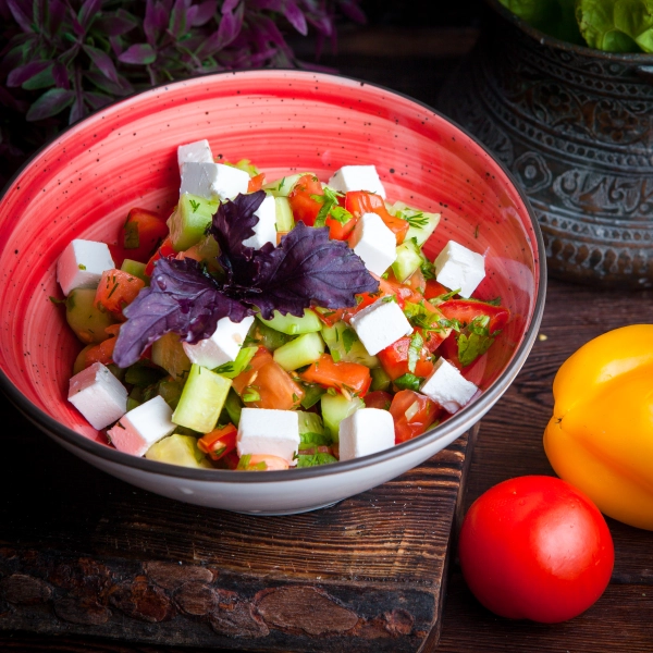 Lezzetli ve Fit Salata Tarifi: HARZEM Peyniriyle Ta&ccedil;lanan, Doyurucu ve
